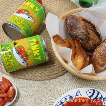 Paciente de comida enlatada docenada en salsa de tomate